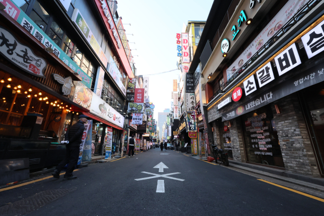 소비 감소로 한산한 서울의 한 식당가. 연합뉴스