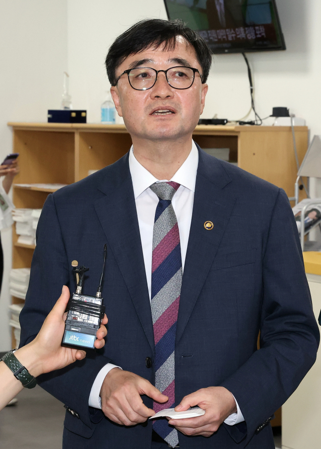 임기근 신임 기획재정부 2차관이 11일 정부세종청사 기획재정부 기자실을 찾아 출입 기자들과 얘기를 나누고 있다. 연합뉴스