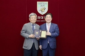 김성각 KAIST 명예교수, 고려대 화학과에 1억 상당 주식 기부
