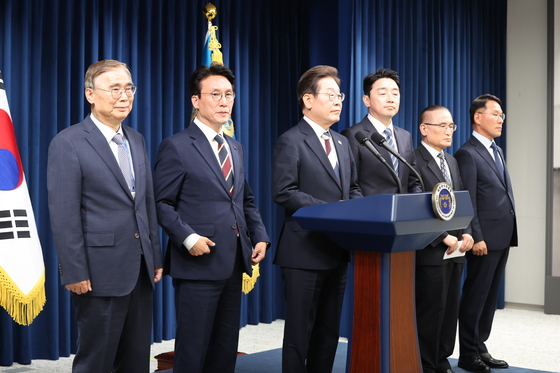 이재명 대통령이 4일 서울 용산구 대통령실 청사 브리핑룸에서 국무총리와 국정원장, 대통령 비서실장 등 인선 발표를 하고 있다. 뉴스1