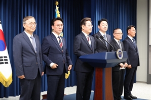 안철수 "대통령·국무총리 범죄자…법치주의 사라진 대한민국"…당권 도전 포석?