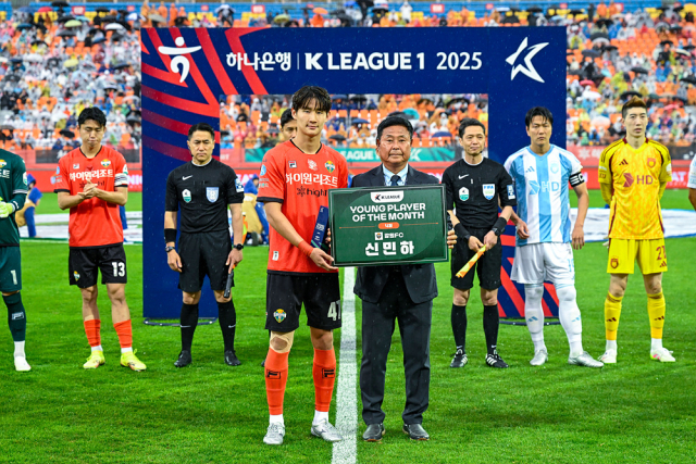 프로축구 K리그1 4월 ‘이달의 영플레이어상’을 수상한 신민하. 사진 제공=강원FC
