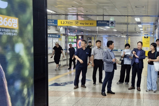 연규양(앞줄 오른쪽 두 번째) 대전교통공사 사장이 대전역을 방문해 역사 광고·임대 시설물을 점검하고 있다. 사진제공=대전교통공사