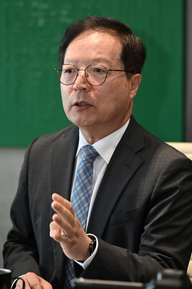 오용석 법무법인 율촌 기업지배구조센터장이 9일 서울 강남구 법무법인 율촌에서 서울경제신문과 인터뷰를 하고 있다. 조태형 기자