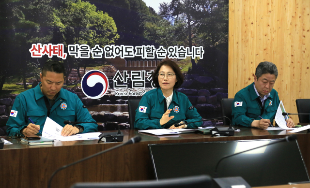 이미라(왼쪽 두 번째) 산림청 차장이 호우대비 산사태 예방·대응 점검 회의를 주재하고 있다. 사진제공=산림청