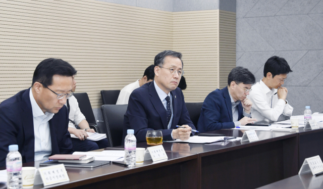 이형일(왼쪽 두번째) 기획재정부 장관 직무대행 1차관이 12일 정부세종청사에서 ‘부동산 시장 점검TF'를 주재하고 있다. 연합뉴스