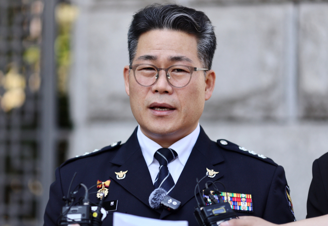 백해룡 전 영등포경찰서 형사과장(경정)이 12일 서울 서초구 대검찰청 앞에서 인천세관 마약 밀수 연루 의혹 관련 합동수사팀 출범에 대해 입장을 밝히고 있다. 연합뉴스