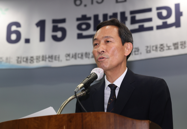 우상호 대통령실 정무수석이 12일 서울 마포구 연세대학교 김대중도서관에서 열린 6.15 남북정상회담 25주년 기념식에서 이재명 대통령 축사를 대독하고 있다. 연합뉴스