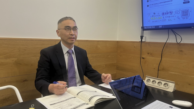 한두희 법무법인 선린 변호사가 11일 서울경제신문과의 인터뷰에서 의료 분쟁 조정 사건에서 환자에게 법적 조력을 제공하는 ‘환자 대변인’ 제도에 대해 설명하고 있다.