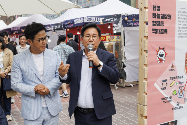 박강수(왼쪽에서 두번째) 마포구청장이 지난해 마포 골목상권 붐축제에서 인사말을 하고 있다. 사진제공=마포구