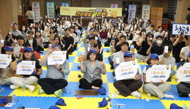 박희영(앞줄 왼쪽에서 네번째) 용산구청장이 시상을 한 뒤 기념 촬영을 하고 있다. 사진제공=용산구