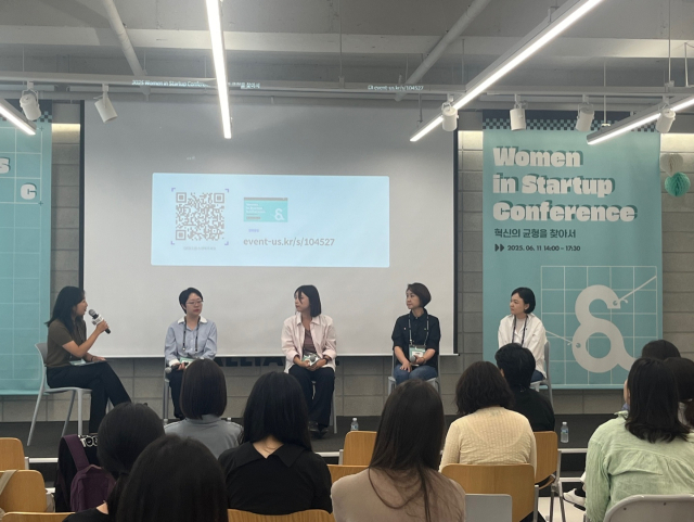 양효진(왼쪽 두번째부터) 채널코퍼레이션 세일즈 리드, 박미정 당근 공통서비스개발팀 리더, 서혜란 토스뱅크 CFO, 고아라 직방 사회적가치전략실장이 11일 제1회 ‘우먼 인 스타트업’ 컨퍼런스 토론에 참여하면서 커리어상의 어려움과 이를 극복하는 방법에 대해 조언하고 있다. /정혜진기자