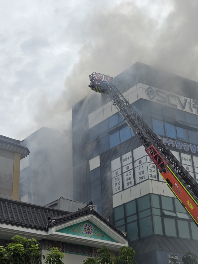13일 오전 10시 52분께 부산 기장군 정관읍의 한 근린 생활 건물에서 불이 나 소방대원들이 진화작업을 하고 있다. 사진제공=부산소방본부