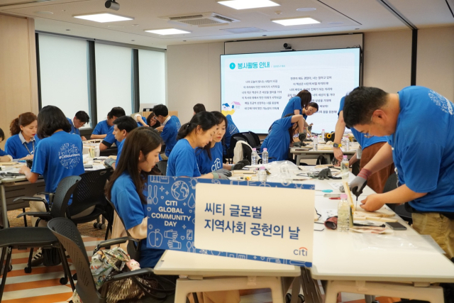 한국씨티은행 직원들, 청소년 위해 독서대 손수 만들었다
