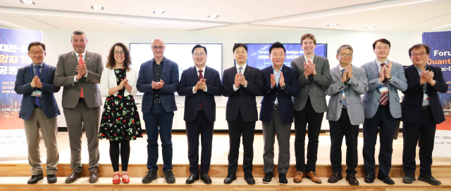 대전시와 퀘백주가 공동 개최한 ‘양자기술 공동포럼’에서 이장우(왼쪽에서 다섯번째) 대전시장 등이 기념촬영을 하고 있다. 사진제공=대전시