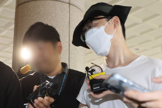 은평구의 한 아파트에서 이웃 주민에게 일본도를 휘둘러 숨지게 한 혐의로 경찰에 긴급 체포된 백모(37) 씨가 지난해 구속 전 피의자 심문을 받기 위해 서울 마포구 서울서부지법으로 들어서고 있다. 연합뉴스