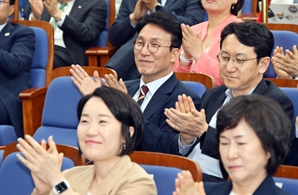 민주당 원내대표 선출 의총 참석한 김민석 총리 후보자