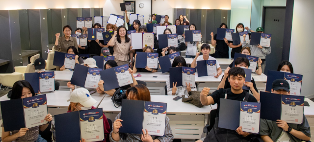 뷰티코디네이션학과 재학생 50여 명이 12일 국제피부미용 및 국제뷰티아티스트 공모전 학과 시상식을 마치고 기념촬영을 하고 있다. 사진제공=대구보건대