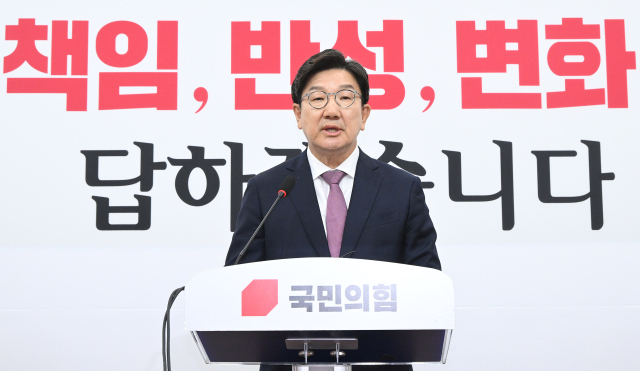 민주당 46%·국민의힘 21%…지지율 격차 5년來 '최대 폭' 벌어졌다 [한국갤럽]