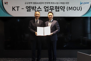 유용규(왼쪽) KT 공공사업본부장과 이진 엘박스 대표가 업무협약을 맺고 기념 촬영을 하고 있다. 사진제공=KT