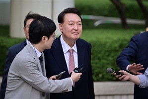 "아크로비스타 간다" 온라인에 올라온 '尹 살해 예고 글'…경찰, 수사 착수