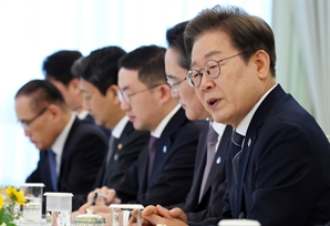 5대 그룹 총수 만난 李대통령 "경제 영토 확대 주력…행정 편의 규제 정리"