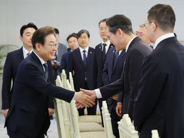 이재용 "대통령 자서전 읽어봤습니다"…이재명 "그래요?" 반색