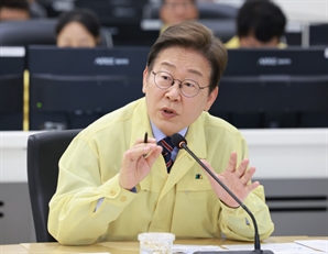 "노란색 민방위복 고수"…尹이 만든 '청록색' 입지 않는 李대통령, 왜?