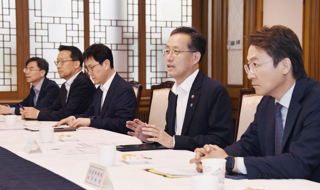 이형일(오른쪽 두번째) 기획재정부 장관 직무대행 1차관이 13일 서울 종로구 정부서울청사에서 열린 '긴급상황점검회의'를 주재하고 있다. 사진=기획재정부 제공