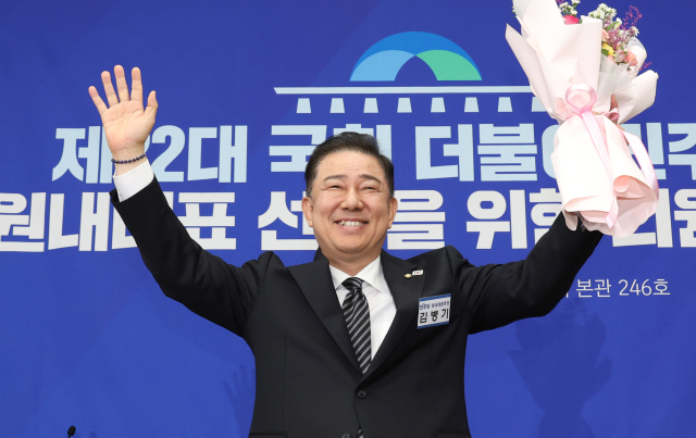 김병기 더불어민주당 의원이 13일 국회에서 열린 제2기 원내대표 선출 의원총회에서 원내대표로 선출된 뒤 손을 들어 인사하고 있다. 오승현 기자 2025.06.13