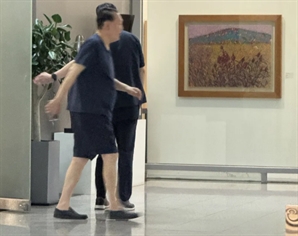 尹, 경찰 소환 불응하더니…'반바지 차림'으로 자택 지하상가서 목격