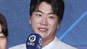 “종신 SSG” 선언한 에이스 김광현, ‘KBO 다년계약 수입 3위’ 등극…1·2위는 누구?