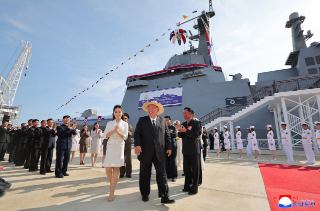 김정은 북한 국무위원장이 12일 딸 주애와 신형 구축함 ‘강건호’ 진수식에 참석해 현장을 둘러보고 있다. 조선중앙통신·연합뉴스