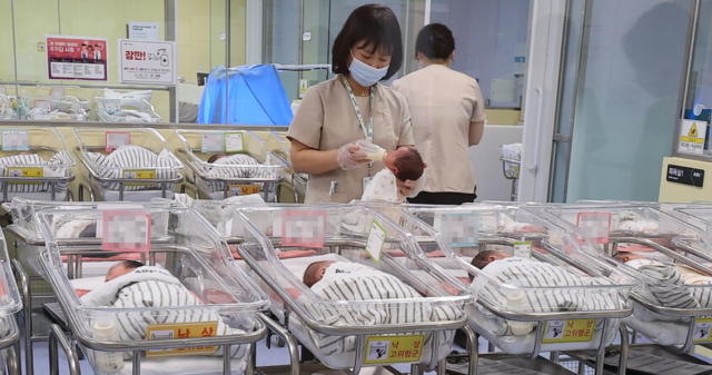 저출산 문제가 사회 문제로 떠오르면서 개인 단위 과세 체계인 소득 세제를 개편해야 한다는 주장이 나왔다. 연합뉴스