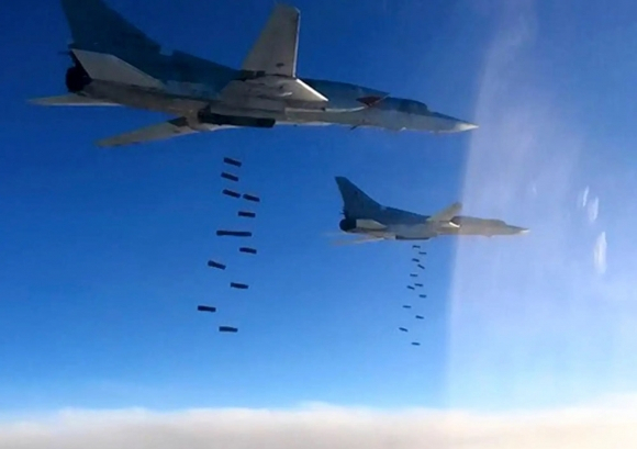 폭탄창에서 재래식 폭탄을 투하하는 ‘Tu-22M3’ 전략폭격기. 사진 제공=러시아 국방부