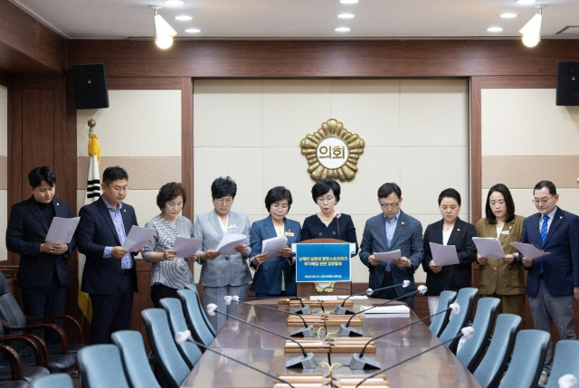 순천시의회에서 더불어민주당 순천(갑)지역위원회에 몸을 담은 시의원들이 이재명 대통령의 공약이자, 순천 발전을 위해 반드시 필요한 ‘남해안 남중권 종합스포츠파크’ 조성에 반대하는 입장문을 발표하고 있다. 사진 제공=순천시의회