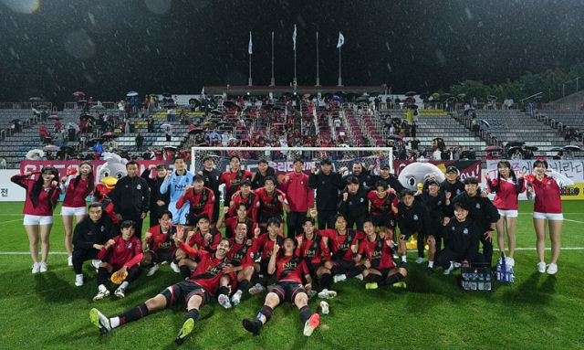 창원축구센터에서 지난 5월 24일 열린 경남FC가 천안시티FC와 경기에서 3-1로 승리한 뒤 팬들과 기념 사진을 찍고 있다. 사진 제공=경남FC