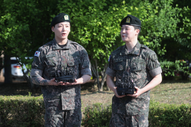 육군 현역 복무를 마치고 만기 전역한 그룹 방탄소년단(BTS)의 지민과 정국이 11일 경기도 연천군 연천공설운동장에서 군복무를 마친 소감을 말하고 있다. 연합뉴스