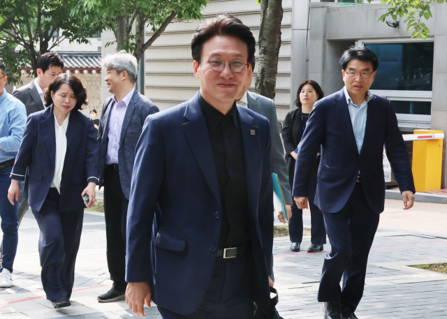 김민석 국무총리 후보자가 9일 서울 종로구 통의동 금융감독연수원에 마련된 청문회 준비단 사무실로 출근하고 있다. 연합뉴스