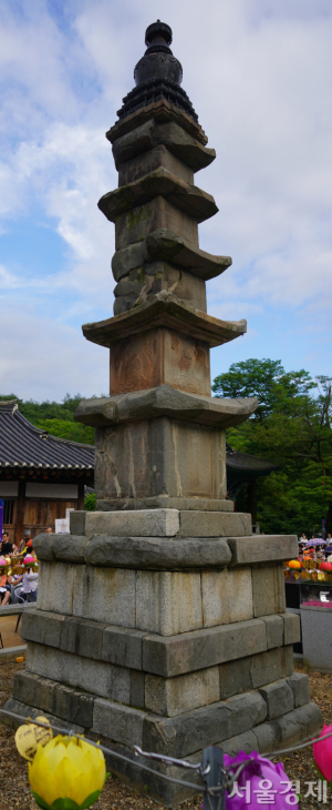 공주 마곡사 오층석탑 모습. 최수문기자