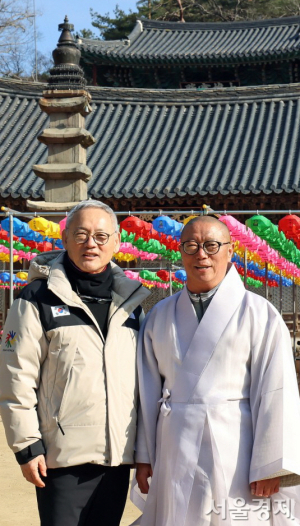 유인촌 문화체육관광부 장관이 2024년 3월 21일 충남 공주시 마곡사를 방문해 오층석탑을 배경으로 주지 원경스님과 기념촬영을 하고 있다. 사진 제공=문체부