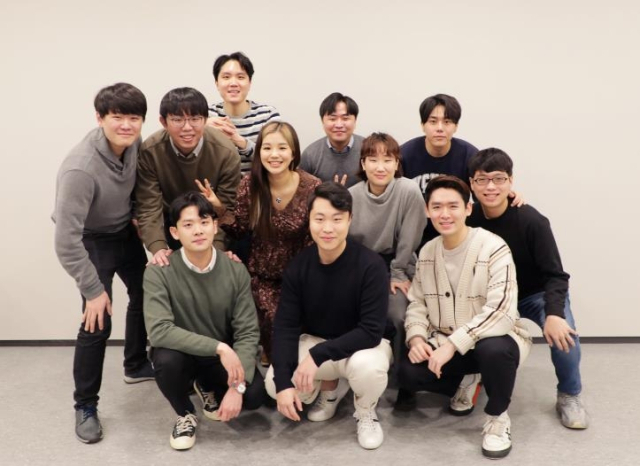 이재성(앞줄 가운데) 대표, 이승준(앞줄 오른쪽) CTO, 김성준(뒷줄 왼쪽에서 두 번째) 개발총괄이사, 이소영 마켓총괄(뒷줄 왼쪽에서 세 번째), 정진우 이사(앞줄 왼쪽) 등 트웰브랩스 임직원 모습. 연합뉴스
