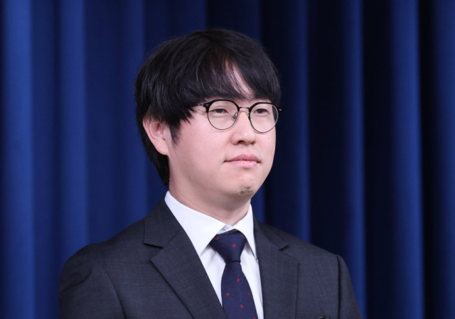 하정우 대통령실 AI미래기획수석이 15일 서울 용산 대통령실에서 열린 인선 관련 브리핑에 참석해 인선 배경을 듣고 있다. 뉴스1