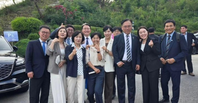 이재명 대통령의 장남 동호 씨 결혼식에 참석한 더불어민주당 인사들이 14일 기념 촬영을 하고 있다. 강민구 전 민주당 최고위원 페이스북