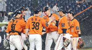 프로야구 한화, LG에 '빗속 역전승'…33일만에 1위 복귀