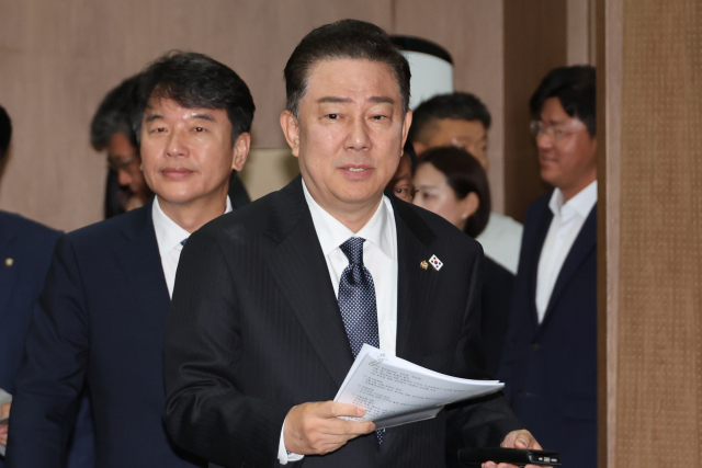 김병기 더불어민주당 원내대표가 15일 원내대표단 인선 발표를 위해 발언대로 향하고 있다. 연합뉴스