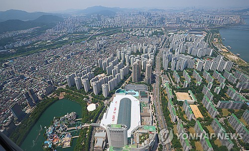 사진은 서울 송파구 롯데월드타워에서 바라본 주택단지 모습. 연합뉴스
