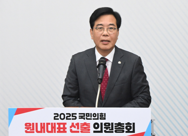 송언석 국민의힘 의원이 16일 국회에서 열린 원내대표 선출 의원총회에서 원내대표로 선출된 뒤 당선 수락연설을 하고 있다. 오승현 기자 2025.06.16