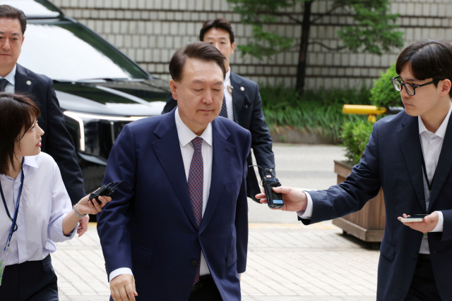 윤석열 전 대통령이 16일 서울 서초구 서울중앙지방법원에서 열린 내란 우두머리 혐의·직권남용 권리행사 방해 혐의 사건 7차 공판에 출석하고 있다. 윤 전 대통령의 법원 출석은 이재명 대통령의 '3대 특검' 임명 후 처음이다. 사진공동취재단
