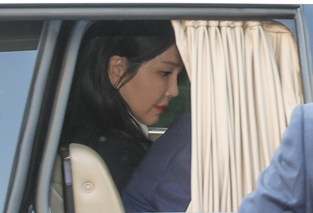 윤석열 전 대통령의 부인 김건희 여사가 서울 용산구 한남동 관저를 나와 서초동 사저로 향하고 있다. 사진공동취재단